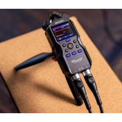 Zoom H4essential Handy Recorder with 4 tracks,  120 dB SPL 90� XY Mics and 32-bit float recording